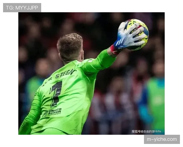 特写：卡利亚里门将神扑后迅速手抛球发动，形成一次经典转换进攻